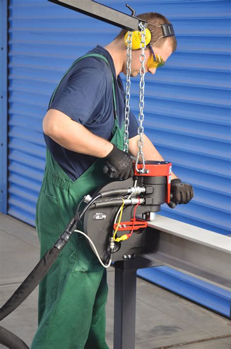 portable hydraulic steel hole punch